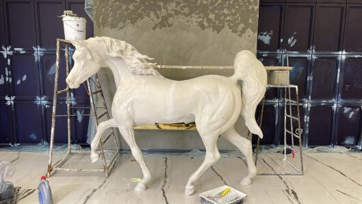 مخمل پاشی مجسمه اسب در پروژه ویلایی کرج